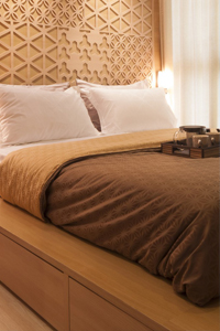 ein Doppelbett in einem Hotelzimmer